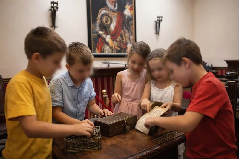 Enfants jouant dans une salle immersive lors d’un anniversaire en escape game près de Perpignan